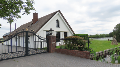 915029 Gezicht op de voor- en zijgevel van het woonhuis bij stoeterij Fortuna Hoeve (Bunnikseweg 7) te De Bilt.